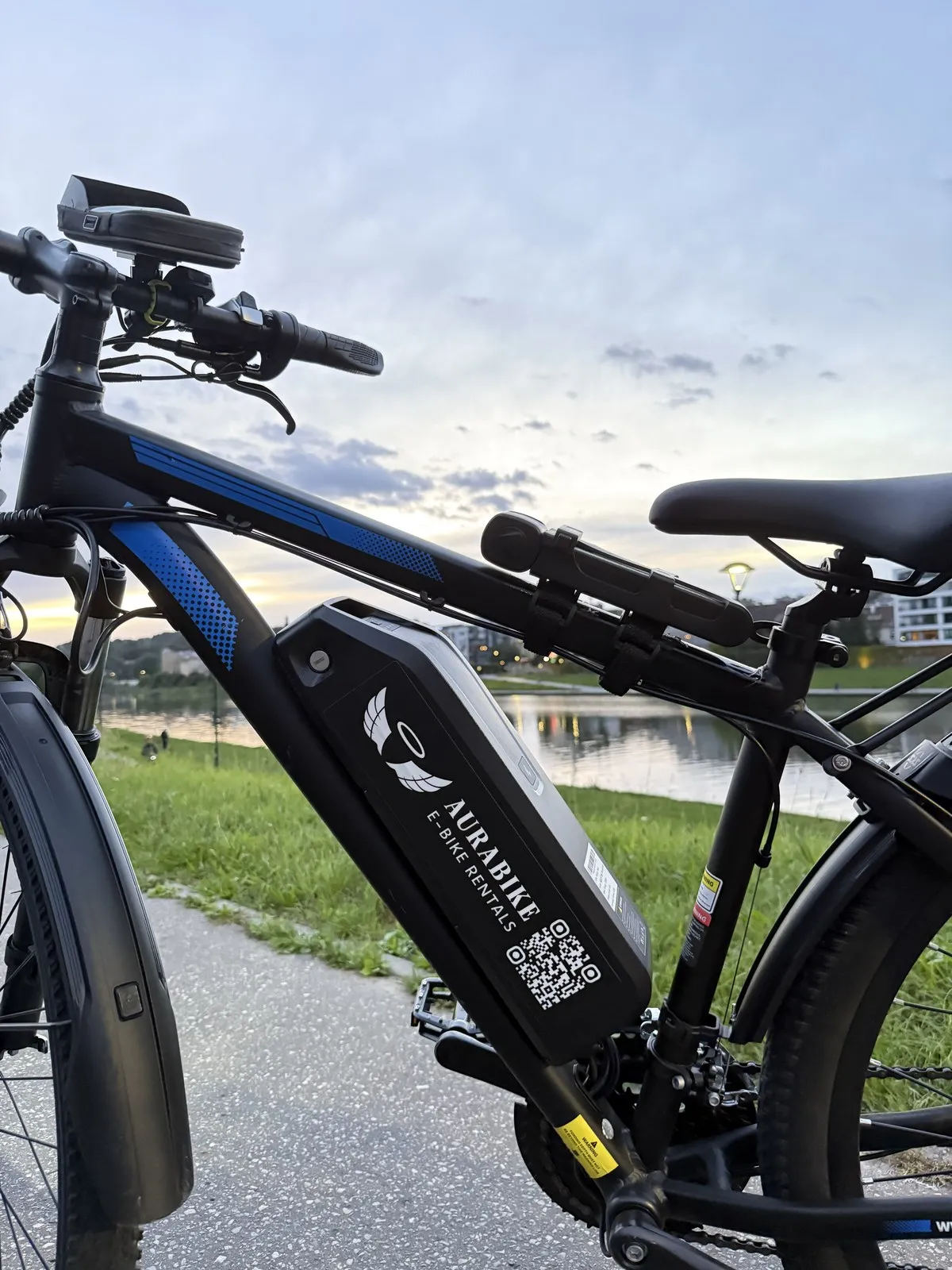 Bateria AURABIKE z kodem QR zamontowana na ramie roweru elektrycznego
