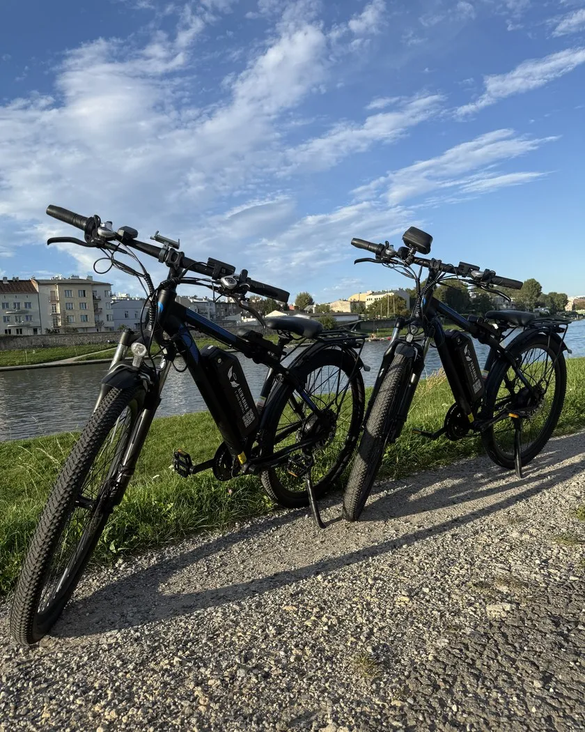 Dwa rowery elektryczne AURABIKE nad Wisłą w Krakowie